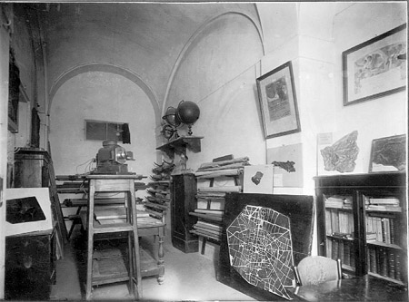 Gabinetto di geografia - sotto la mensola con i mappamondi si vede il Tellarium e Lunarium  inv. 50002